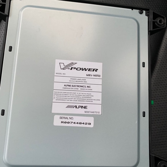 12 inch Alpine Subwoofer WITH Alpine Amplifier - Picture 3 of 6